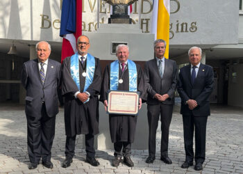 UBO otorga su primer Doctor Honoris Causa al rector de UNECON