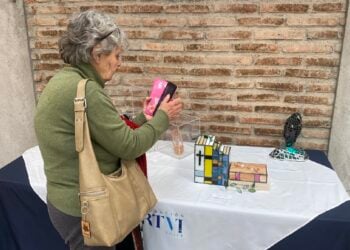 La UBO inaugura «Relato Mágico», una exposición que convierte la literatura en arte en vidrio