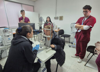 Operativo de salud visual UBO beneficia a vecinos del Barrio Huemul y fortalece la formación estudiantil