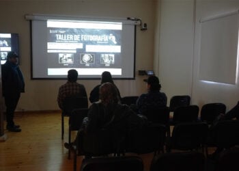 Luz, sombras y creatividad marcaron taller de fotografía realizado en el Centro de Extensión Cultural UBO