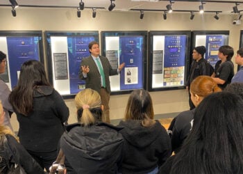 Museo Numismático UBO recibe a estudiantes en visitas guiadas por la historia de Chile
